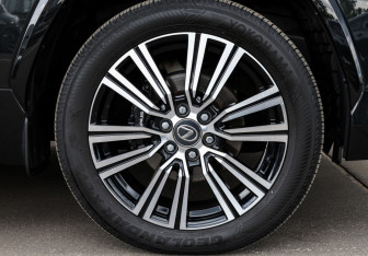 Подержанный автомобиль Lexus LX 2025 года (33 фото)