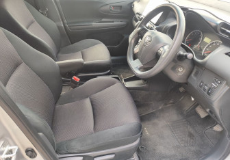 Подержанный автомобиль Toyota Wish Minivan 2015 года (9 фото)