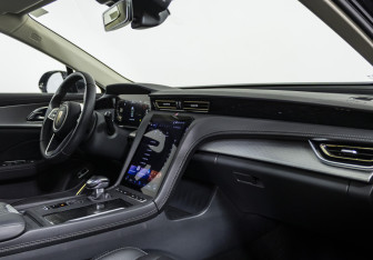 Подержанный автомобиль Hongqi H5 2023 года (13 фото)