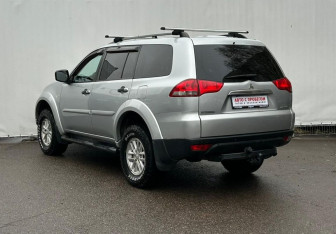 Подержанный автомобиль Mitsubishi Pajero Sport 2014 года (7 фото)