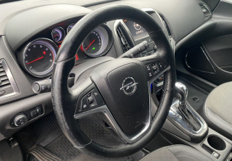 Подержанный автомобиль Opel Astra Hatchback 2010 года (12 фото)