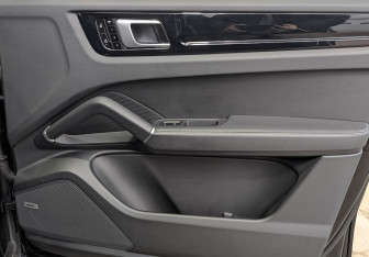 Подержанный автомобиль Porsche Cayenne 2021 года (24 фото)