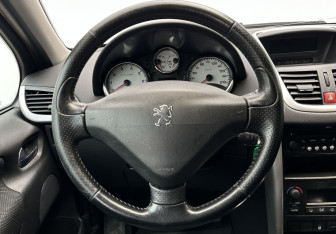 Подержанный автомобиль Peugeot 207 Hatchback 2008 года (12 фото)