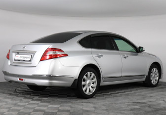 Подержанный автомобиль Nissan Teana 2010 года (5 фото)