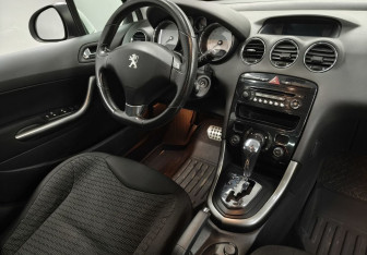 Подержанный автомобиль Peugeot 308 Hatchback 2012 года (11 фото)