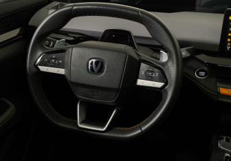 Подержанный автомобиль Changan UNI-V 2023 года (14 фото)