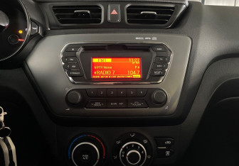 Подержанный автомобиль Kia Rio Sedan 2013 года (13 фото)