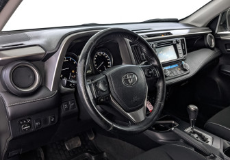 Подержанный автомобиль Toyota RAV4 2016 года (15 фото)