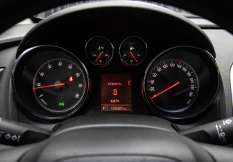 Подержанный автомобиль Opel Astra Hatchback 2013 года (13 фото)