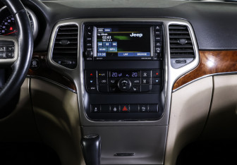 Подержанный автомобиль Jeep Grand Cherokee 2013 года (14 фото)