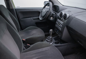 Подержанный автомобиль Ford Fusion 2005 года (9 фото)