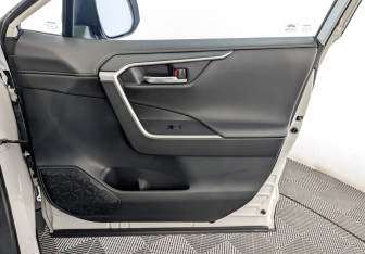 Подержанный автомобиль Toyota RAV4 2021 года (24 фото)