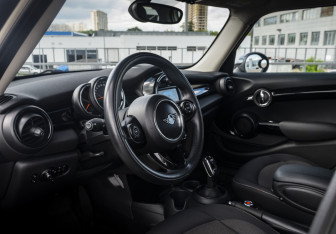 Подержанный автомобиль MINI Hatch 2019 года (9 фото)