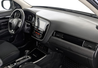 Подержанный автомобиль Mitsubishi Outlander 2019 года (13 фото)