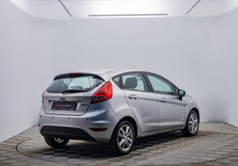 Подержанный автомобиль Ford Fiesta Hatchback 2010 года (5 фото)