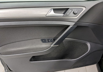 Подержанный автомобиль Volkswagen Golf Hatchback 2014 года (11 фото)