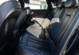 Подержанный автомобиль Audi A4 Sedan 2019 года (10 фото)
