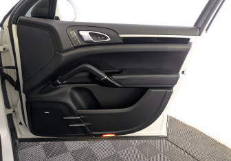 Подержанный автомобиль Porsche Cayenne 2017 года (29 фото)