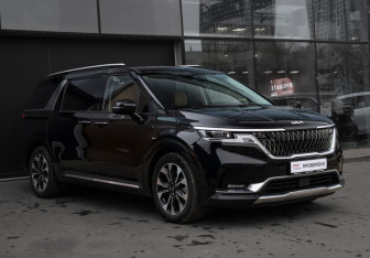 Подержанный автомобиль Kia Carnival 2021 года (3 фото)
