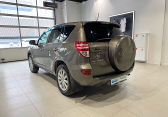 Подержанный автомобиль Toyota RAV4 2011 года (6 фото)