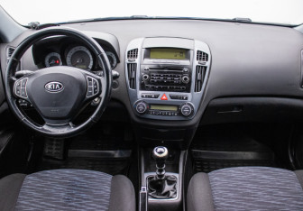 Подержанный автомобиль Kia Ceed Wagon 2009 года (13 фото)