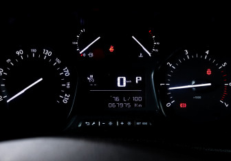 Подержанный автомобиль Peugeot Traveller 2017 года (11 фото)