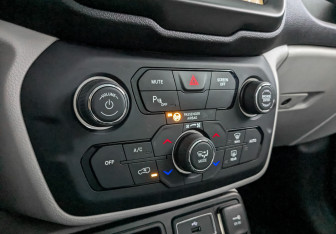 Подержанный автомобиль Jeep Renegade 2018 года (21 фото)