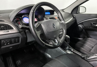 Подержанный автомобиль Renault Fluence 2013 года (13 фото)