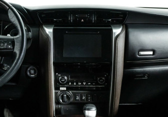 Подержанный автомобиль Toyota Fortuner 2017 года (9 фото)