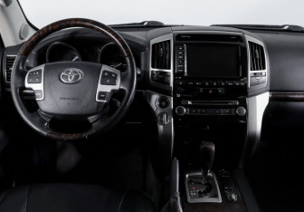 Подержанный автомобиль Toyota Land Cruiser Suv 2013 года (12 фото)