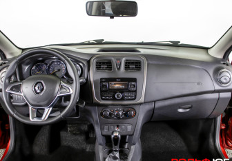 Подержанный автомобиль Renault Sandero 2020 года (10 фото)