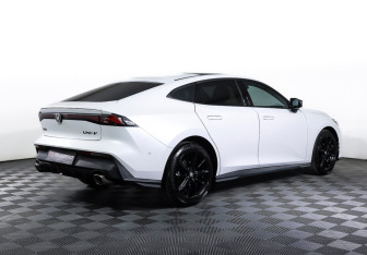 Подержанный автомобиль Changan UNI-V 2023 года (5 фото)