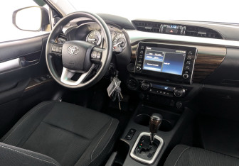 Подержанный автомобиль Toyota Hilux 2022 года (29 фото)