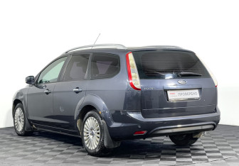 Подержанный автомобиль Ford Focus Wagon 2011 года (7 фото)