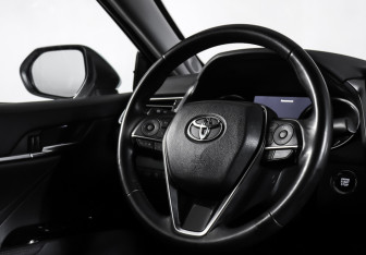 Подержанный автомобиль Toyota Camry Sedan 2018 года (13 фото)