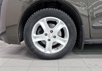 Подержанный автомобиль Peugeot 3008 2012 года (19 фото)