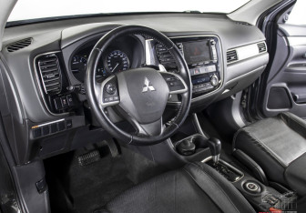 Подержанный автомобиль Mitsubishi Outlander 2014 года (20 фото)