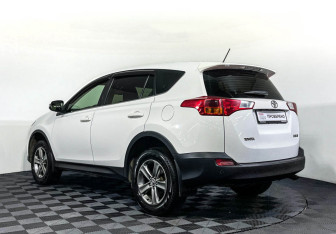 Подержанный автомобиль Toyota RAV4 2015 года (7 фото)