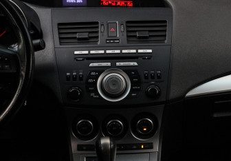 Подержанный автомобиль Mazda 3 Sedan 2011 года (10 фото)