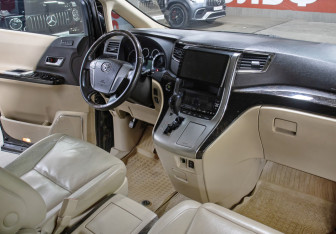 Подержанный автомобиль Toyota Alphard 2012 года (10 фото)
