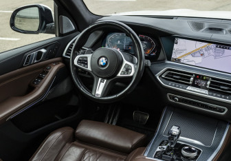 Подержанный автомобиль BMW X5 2021 года (10 фото)