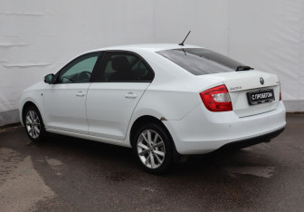 Подержанный автомобиль Skoda Rapid Liftback 2015 года (6 фото)