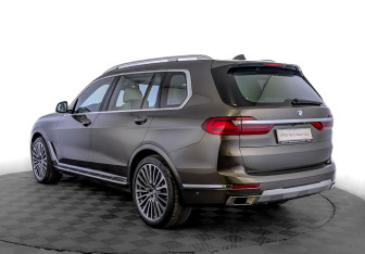 Подержанный автомобиль BMW X7 2021 года (7 фото)