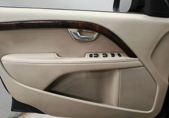 Подержанный автомобиль Volvo S80 2011 года (15 фото)