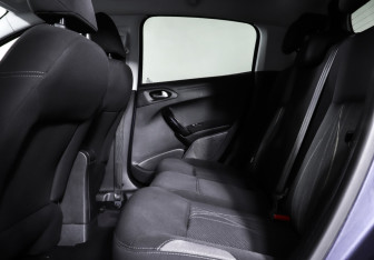 Подержанный автомобиль Peugeot 208 2013 года (12 фото)