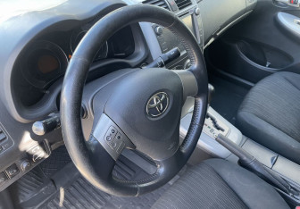 Подержанный автомобиль Toyota Corolla Sedan 2008 года (14 фото)