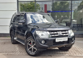Подержанный автомобиль Mitsubishi Pajero 2011 года (3 фото)