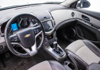 Подержанный автомобиль Chevrolet Cruze Hatchback 2013 года (9 фото)