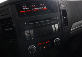 Подержанный автомобиль Mitsubishi Pajero 2013 года (11 фото)