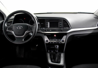 Подержанный автомобиль Hyundai Elantra Sedan 2018 года (8 фото)